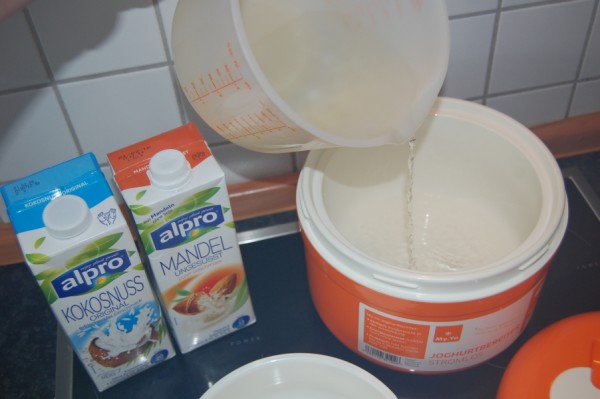 Milch in den Joghurtbereiter geben