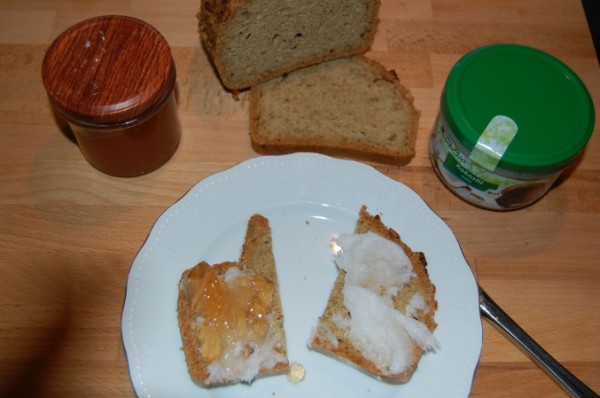 Paleo Brot mit selbstgemachter Marmelade oder Kokosöl